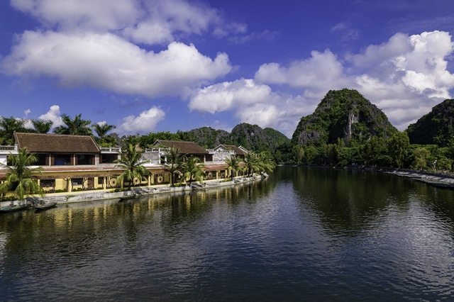 Emeralda Resort Tam Coc Logo